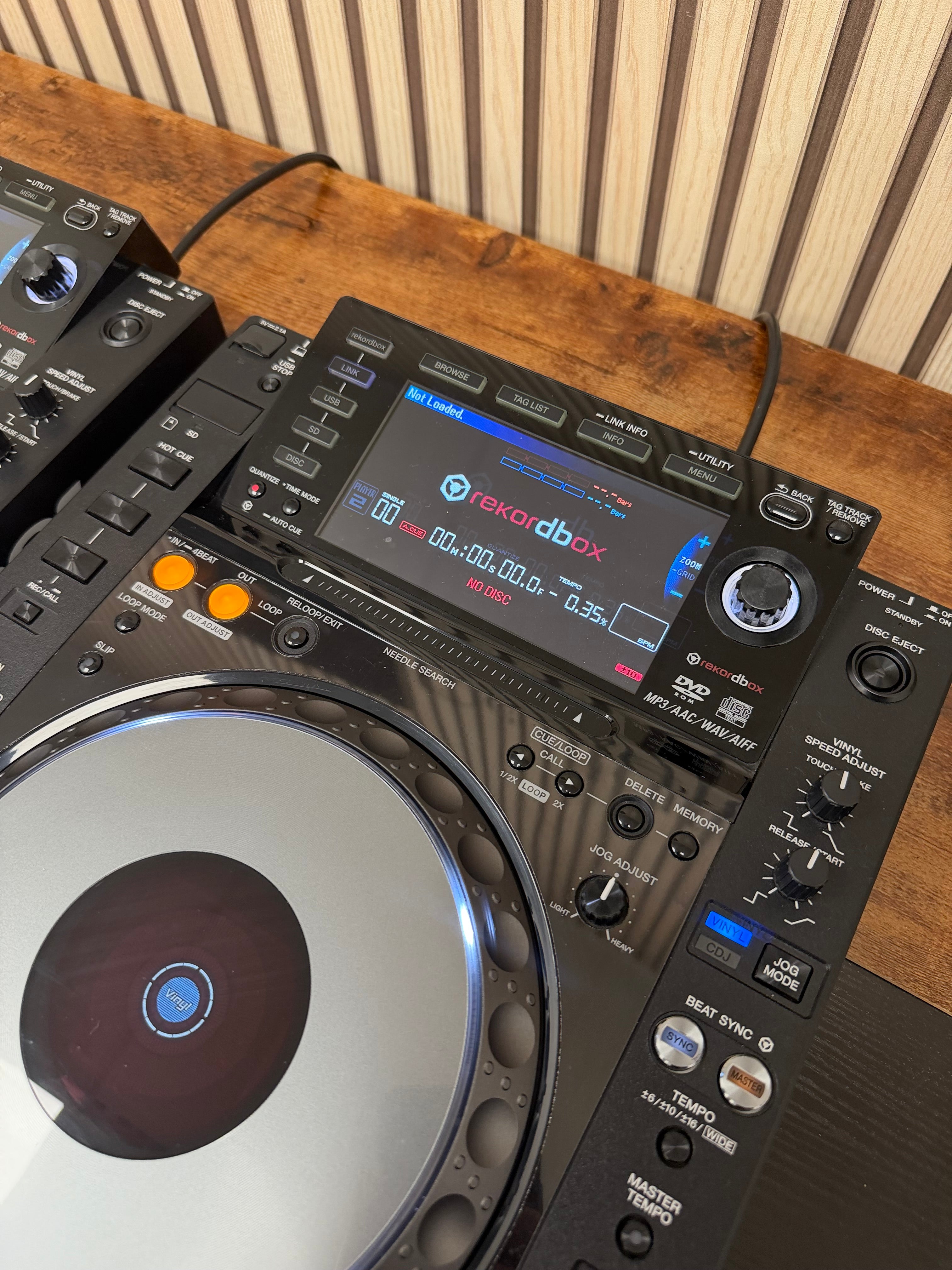 Pioneer CDJ-2000nxs Turntable Pair