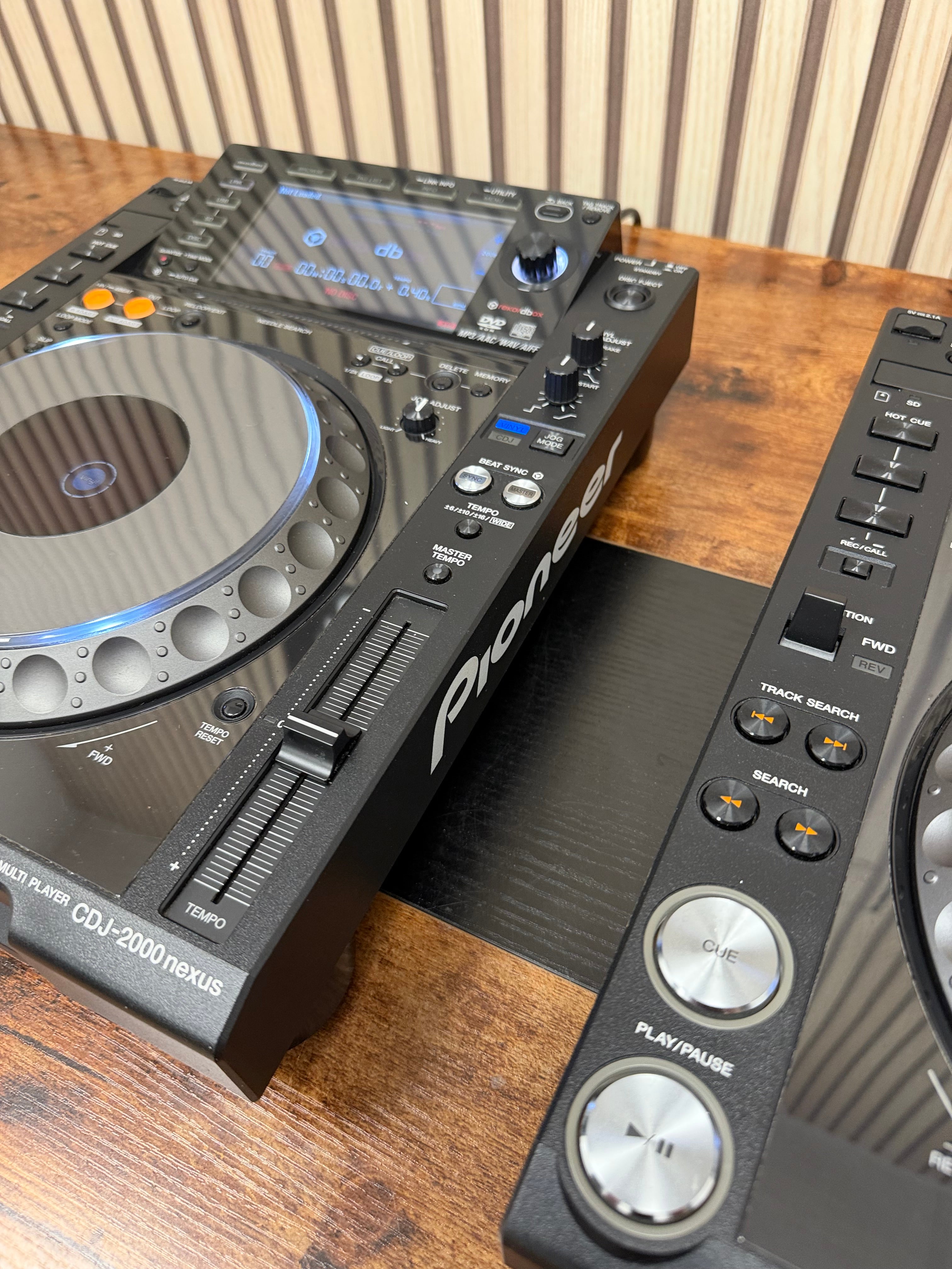 Pioneer CDJ-2000nxs Turntable Pair