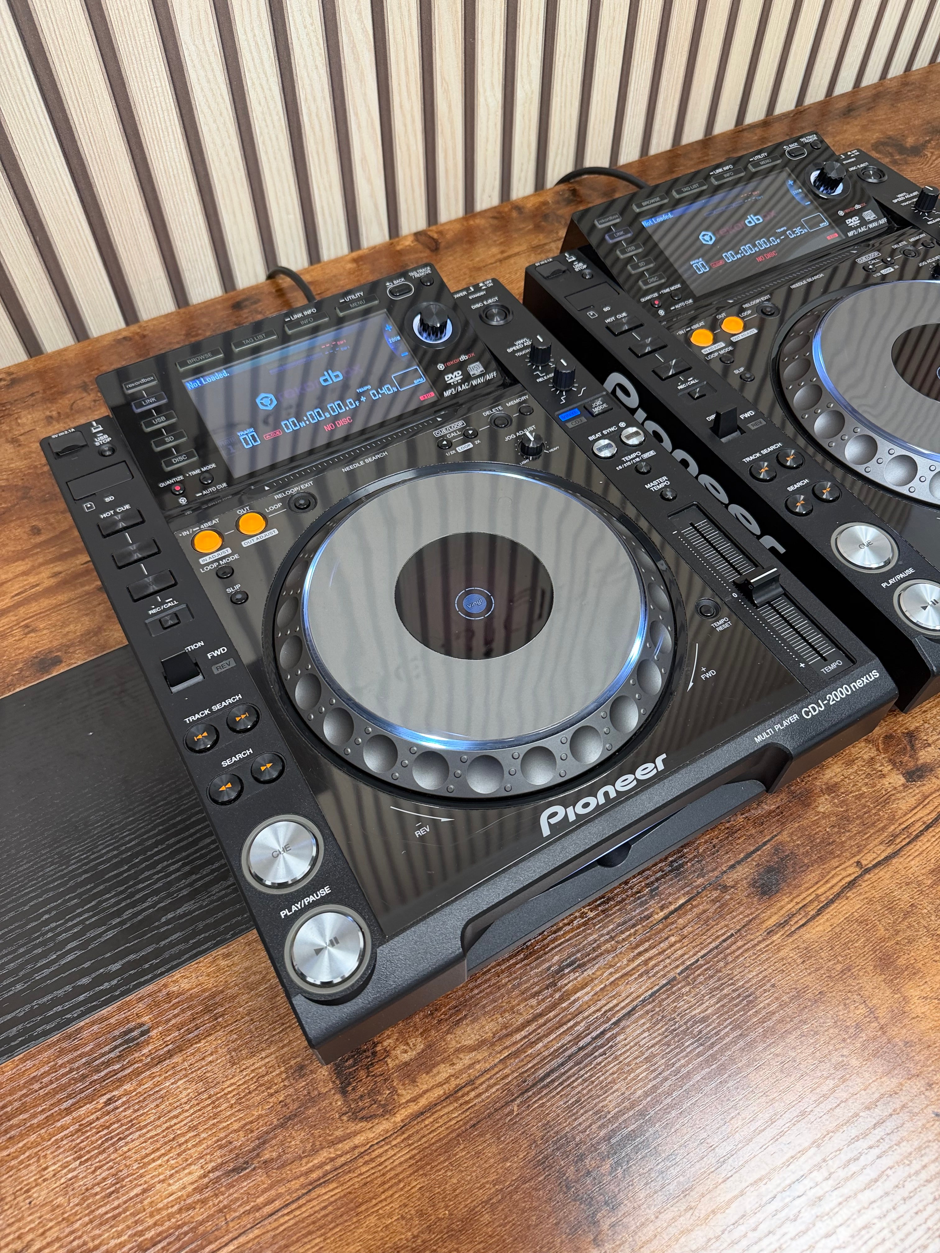 Pioneer CDJ-2000nxs Turntable Pair