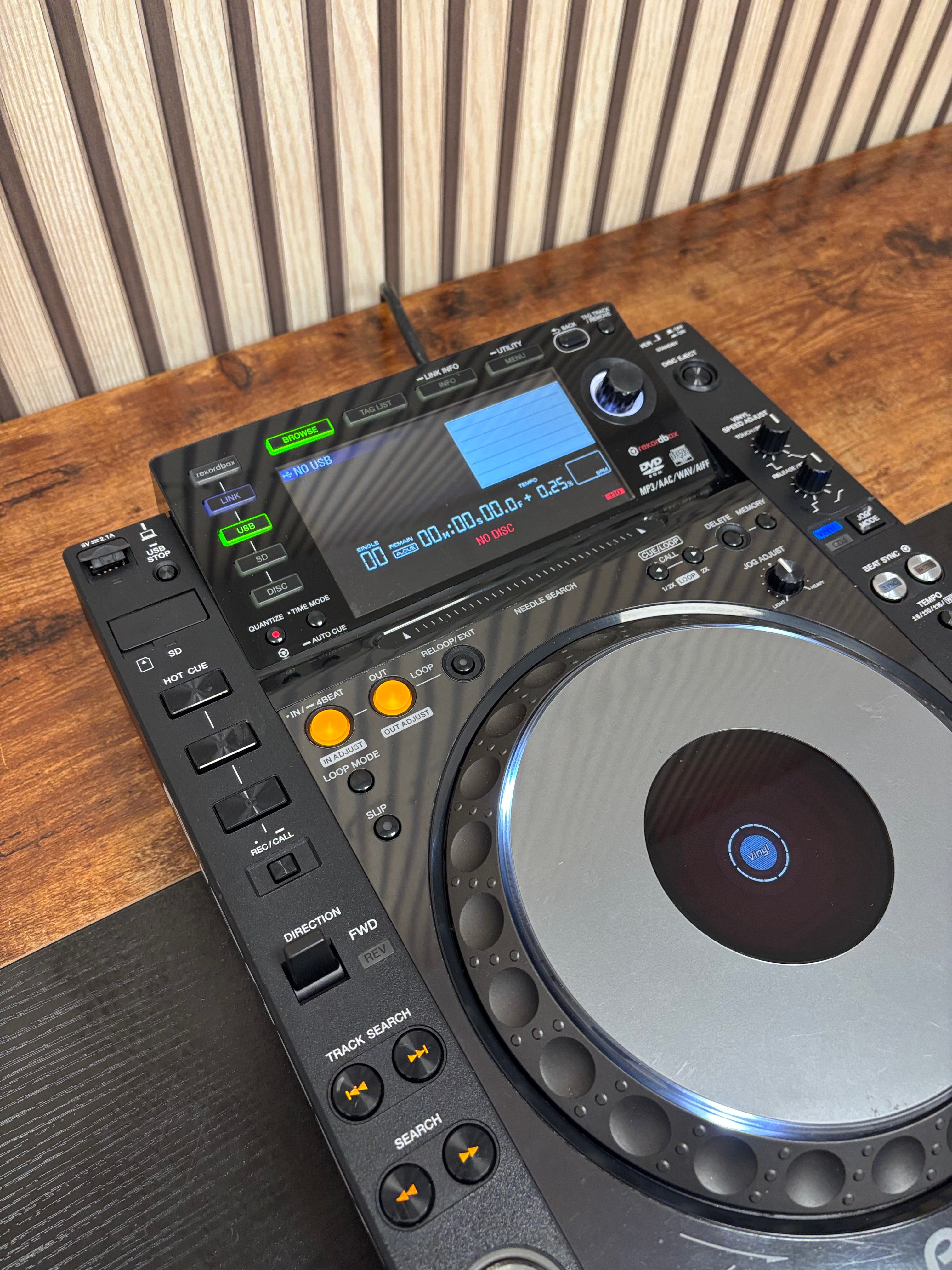 Pioneer CDJ-2000NXS Pro DJ Turntable