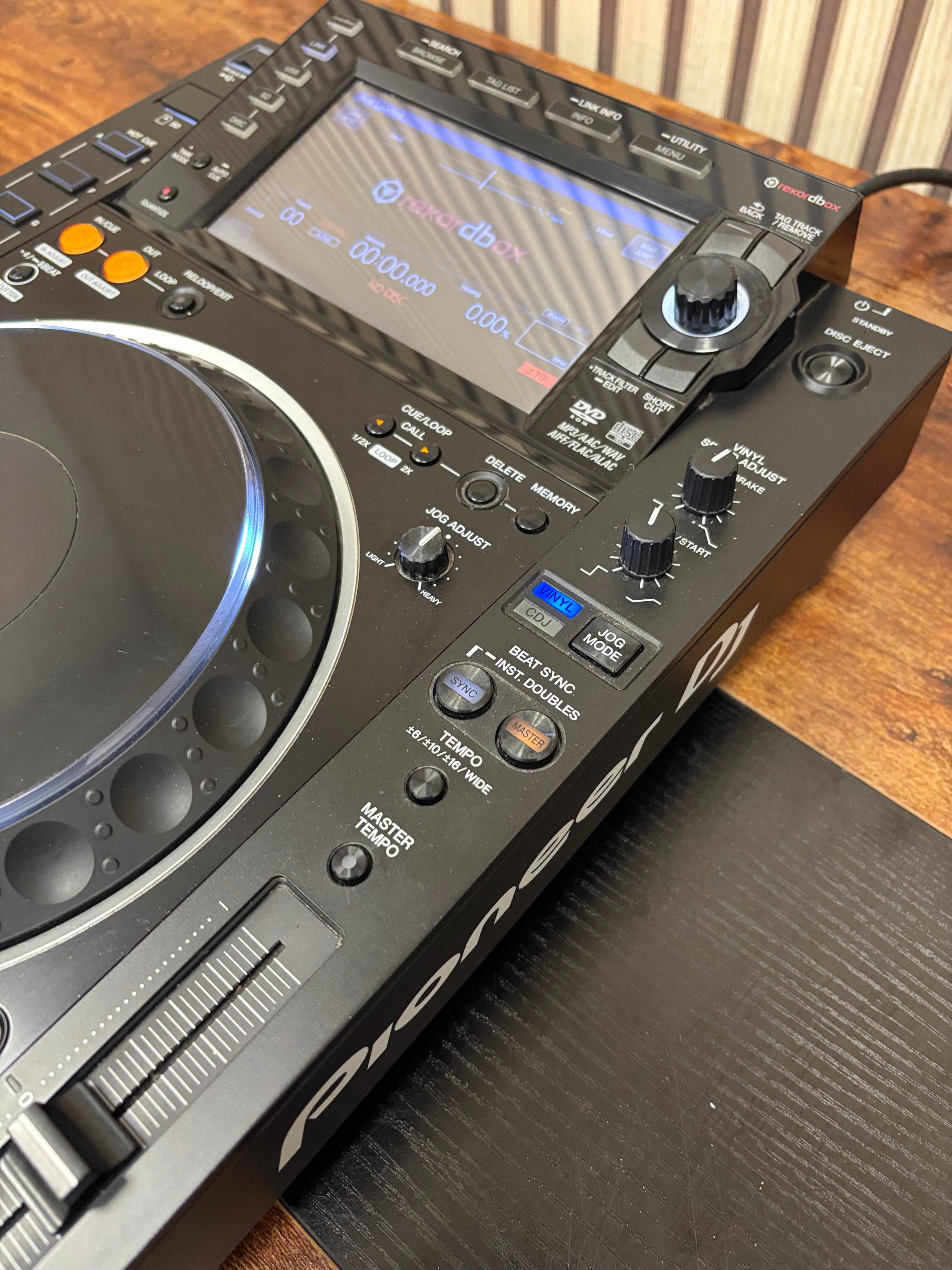 Pioneer CDJ-2000NXS2 Pro DJ Turntable