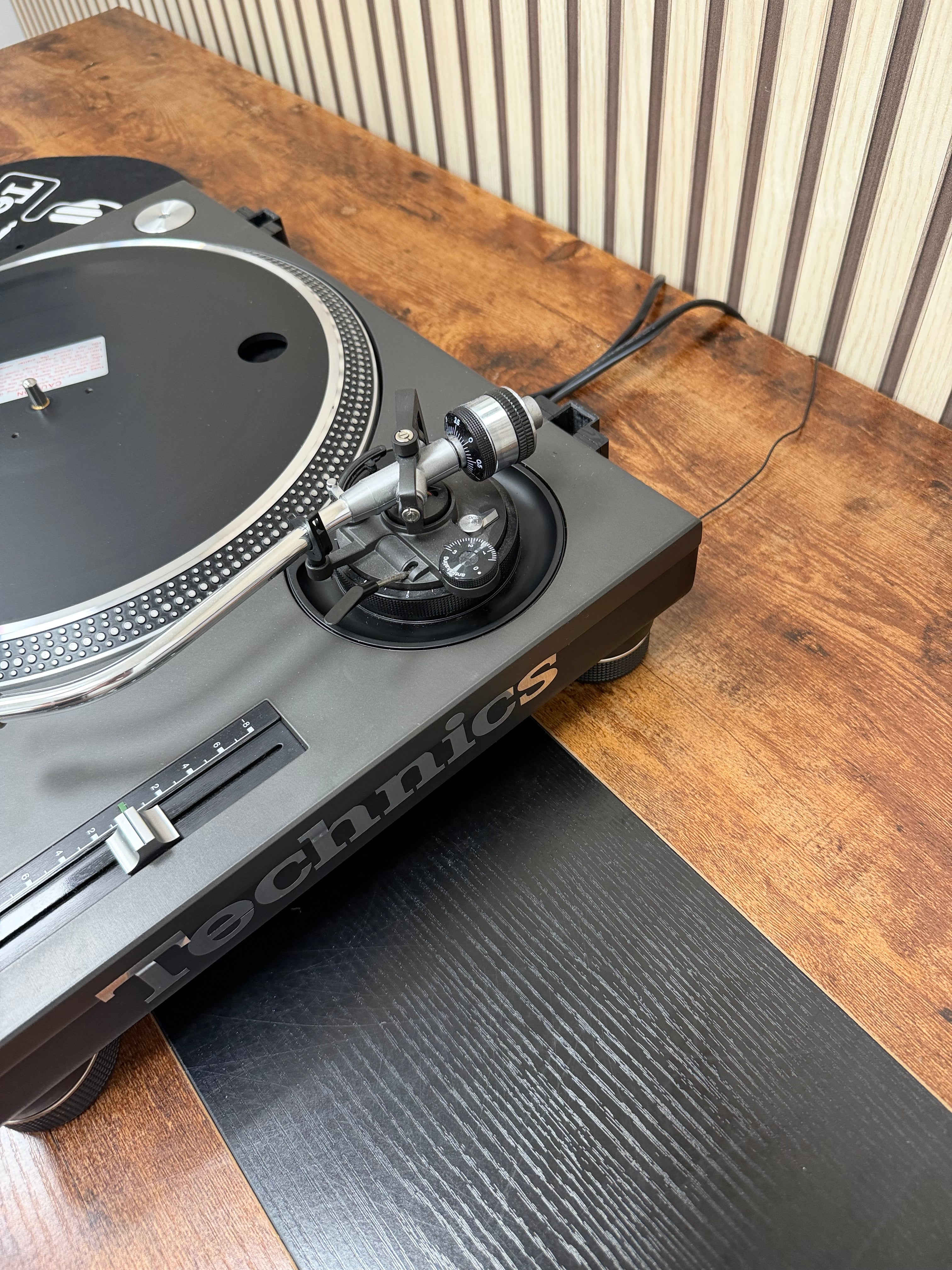 Technics SL-1210MK2 Turntable