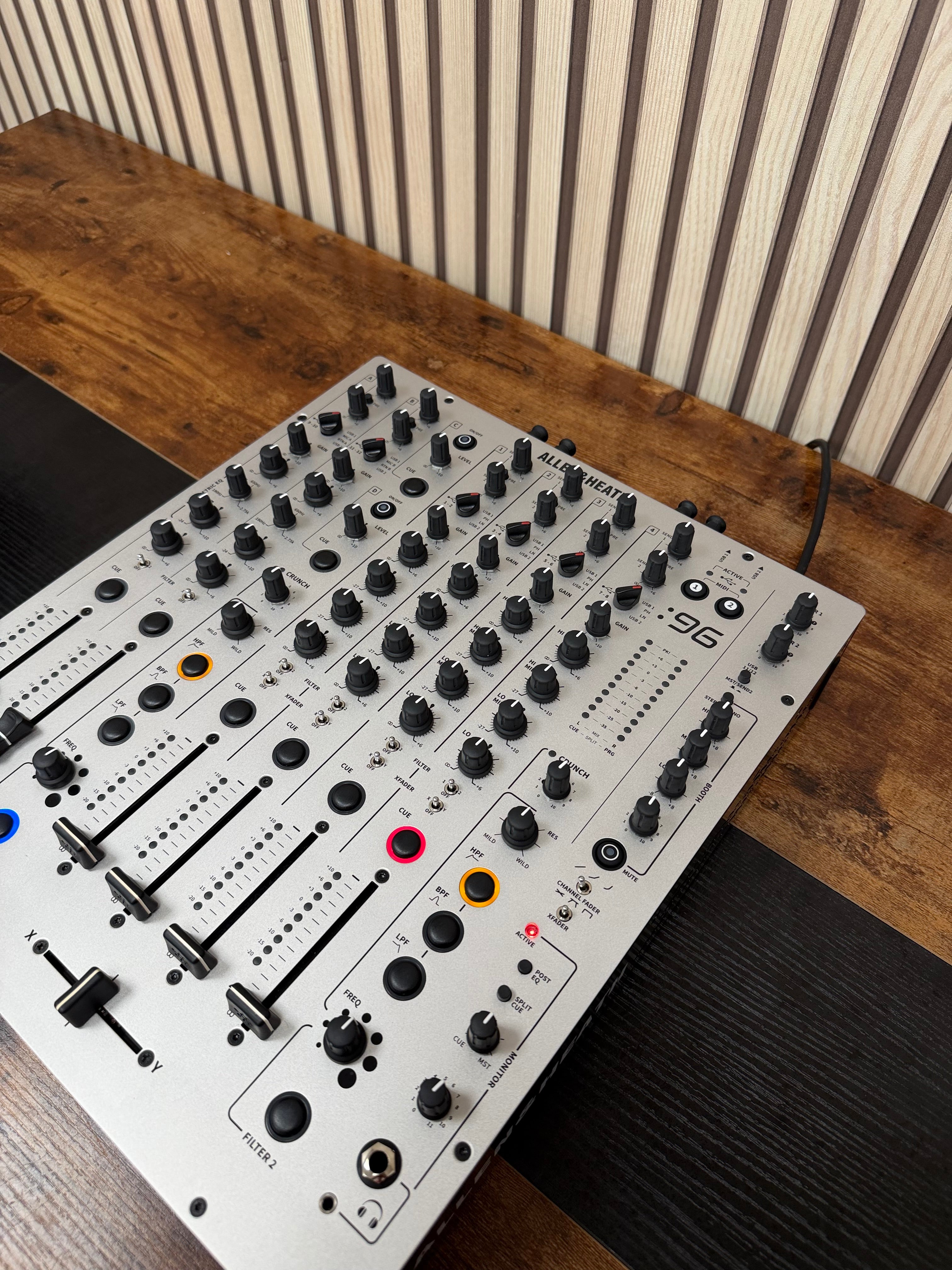 Allen & Heath Xone:96 Analogue DJ Mixer