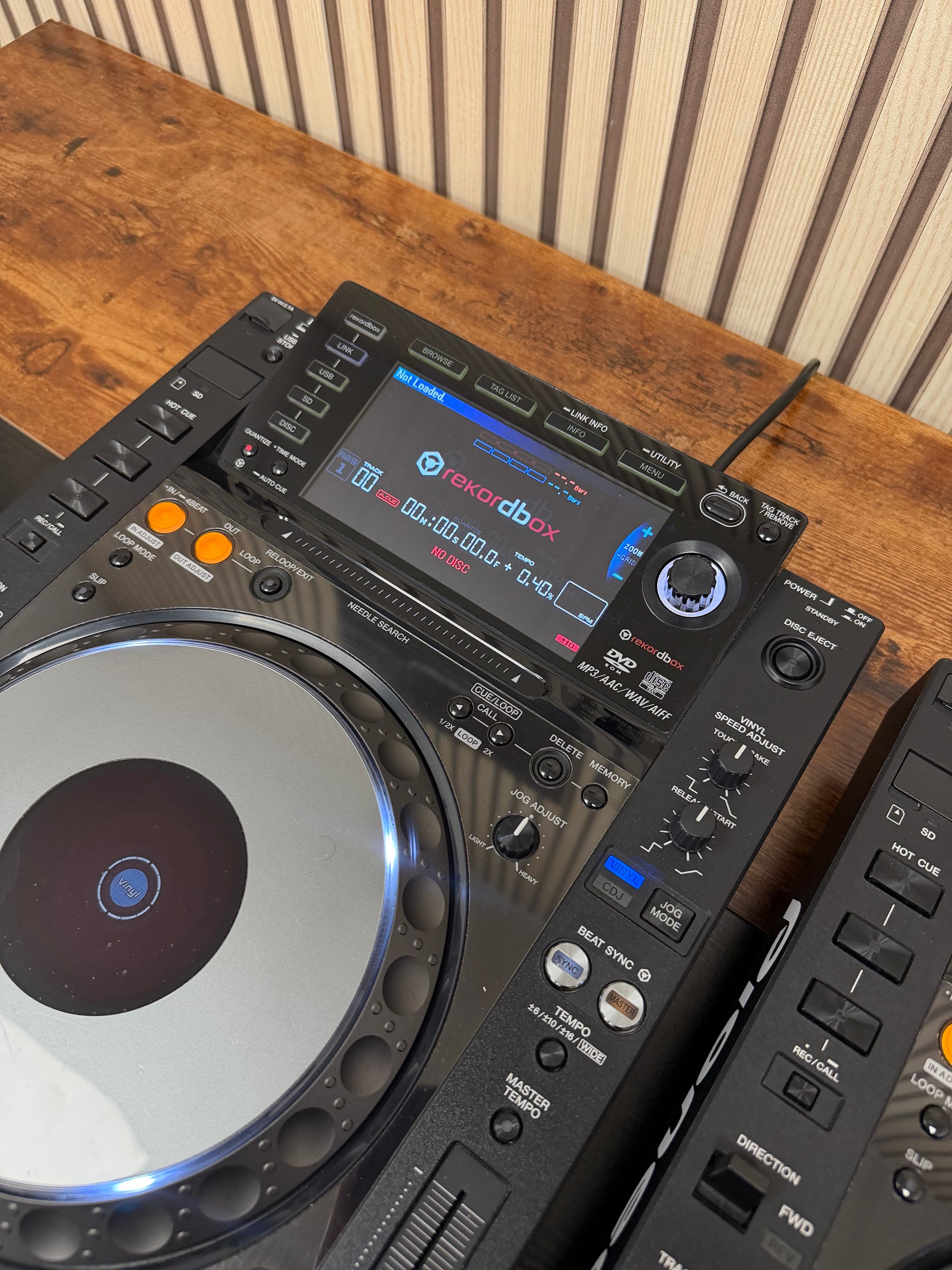 Pioneer CDJ-2000nxs Turntable Pair