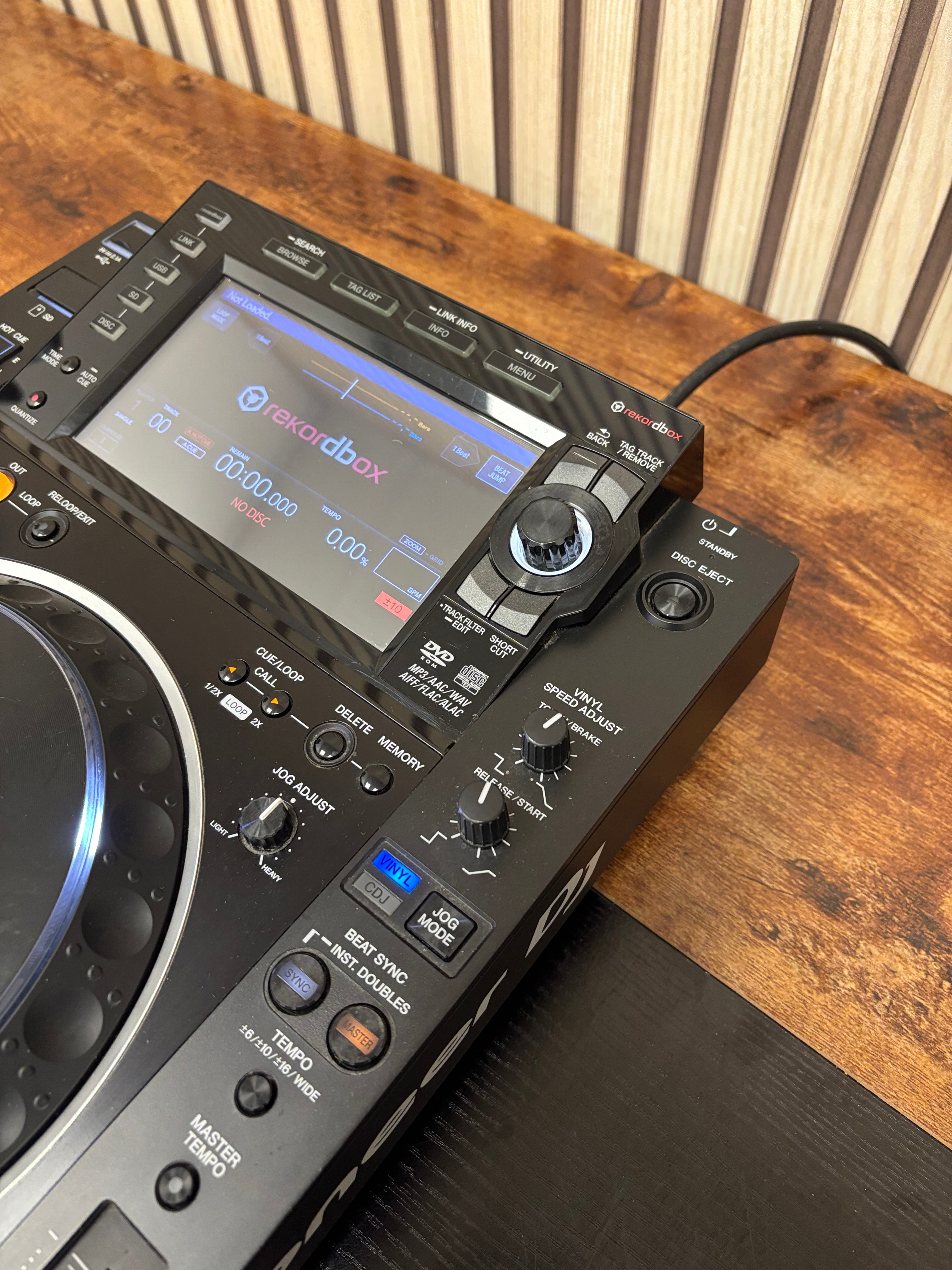 Pioneer CDJ-2000NXS2 Pro DJ Turntable