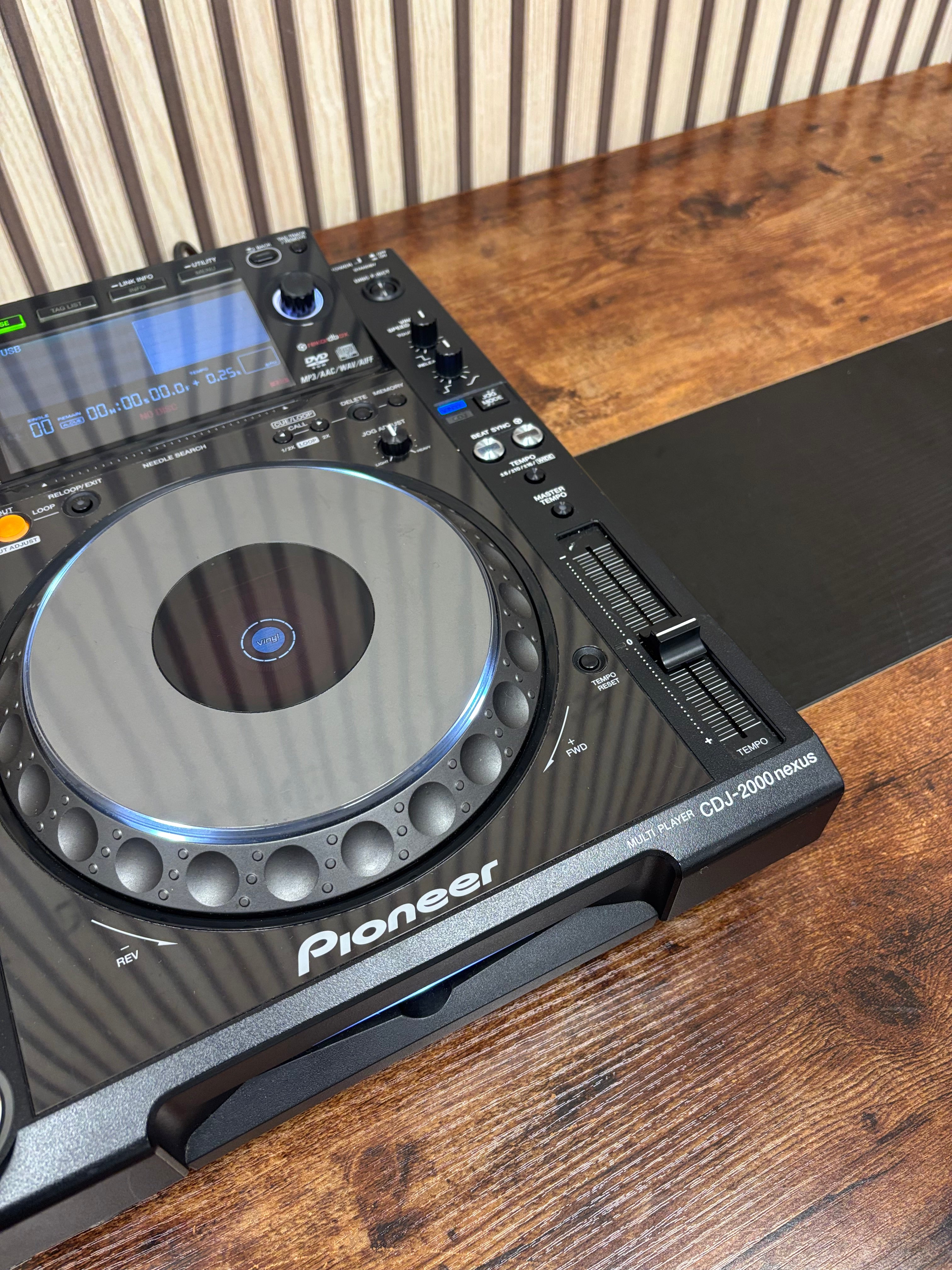 Pioneer CDJ-2000NXS Pro DJ Turntable