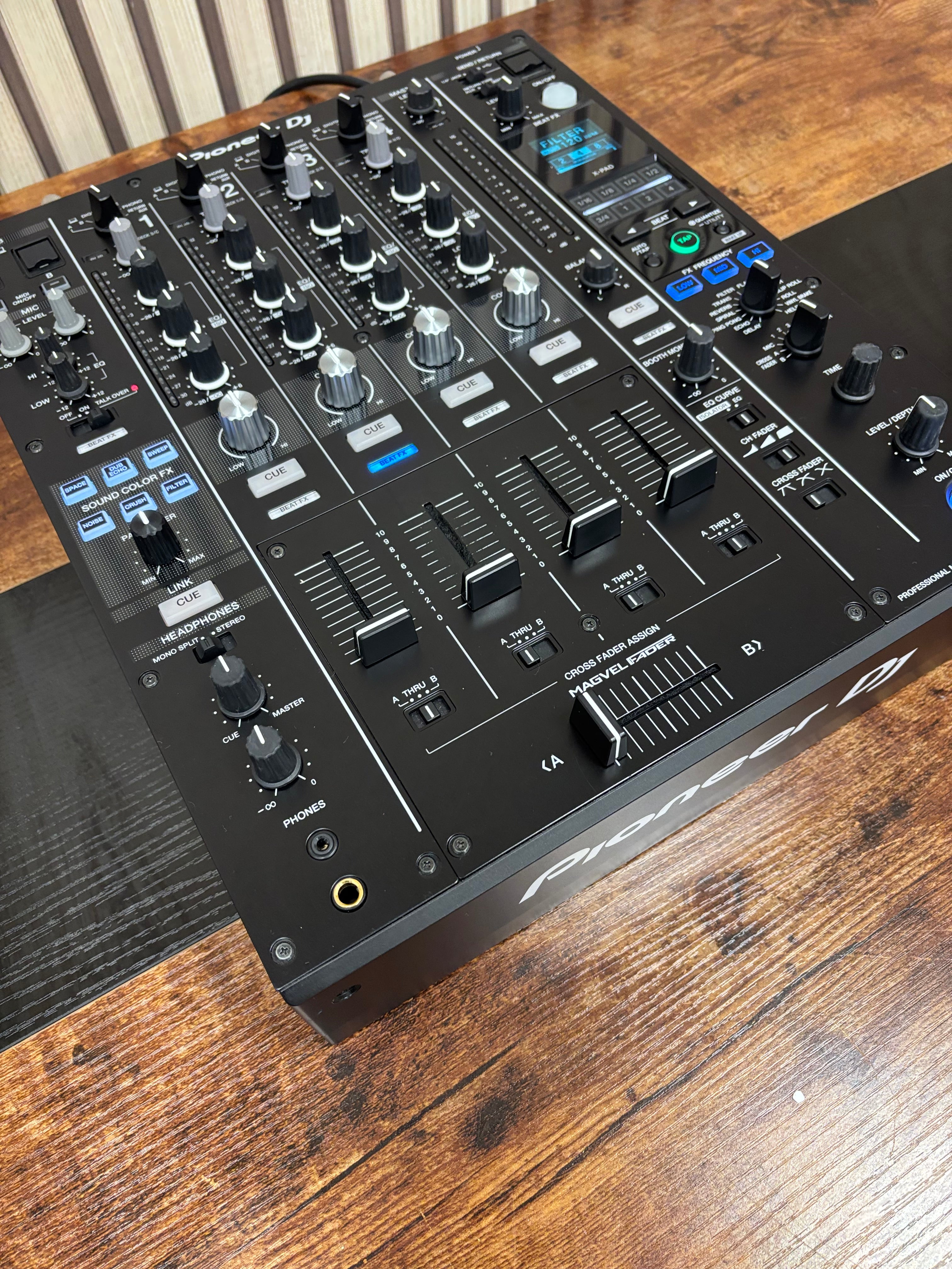 Pioneer DJM-900NXS2 4-Channel DJ Mixer