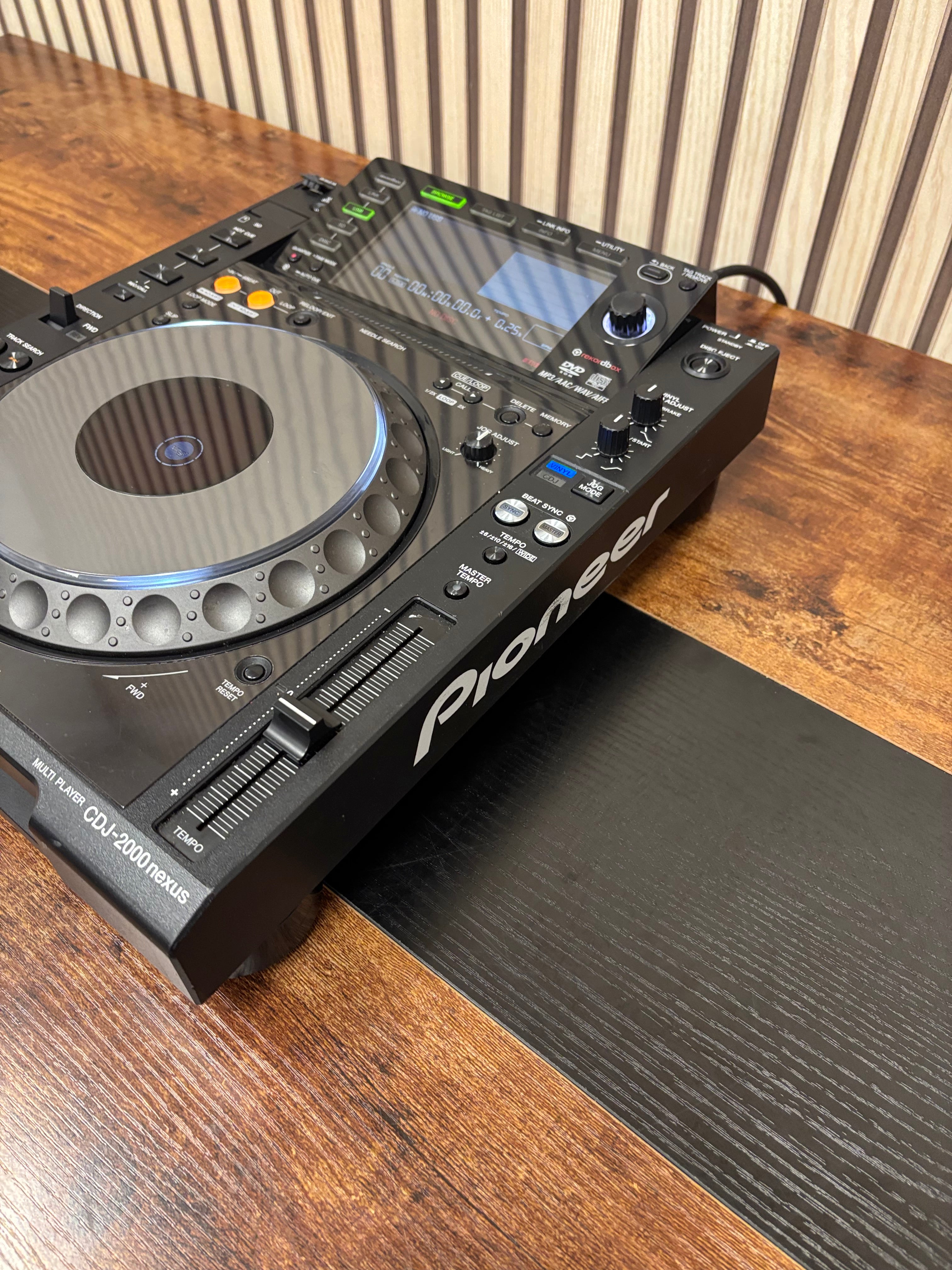 Pioneer CDJ-2000NXS Pro DJ Turntable
