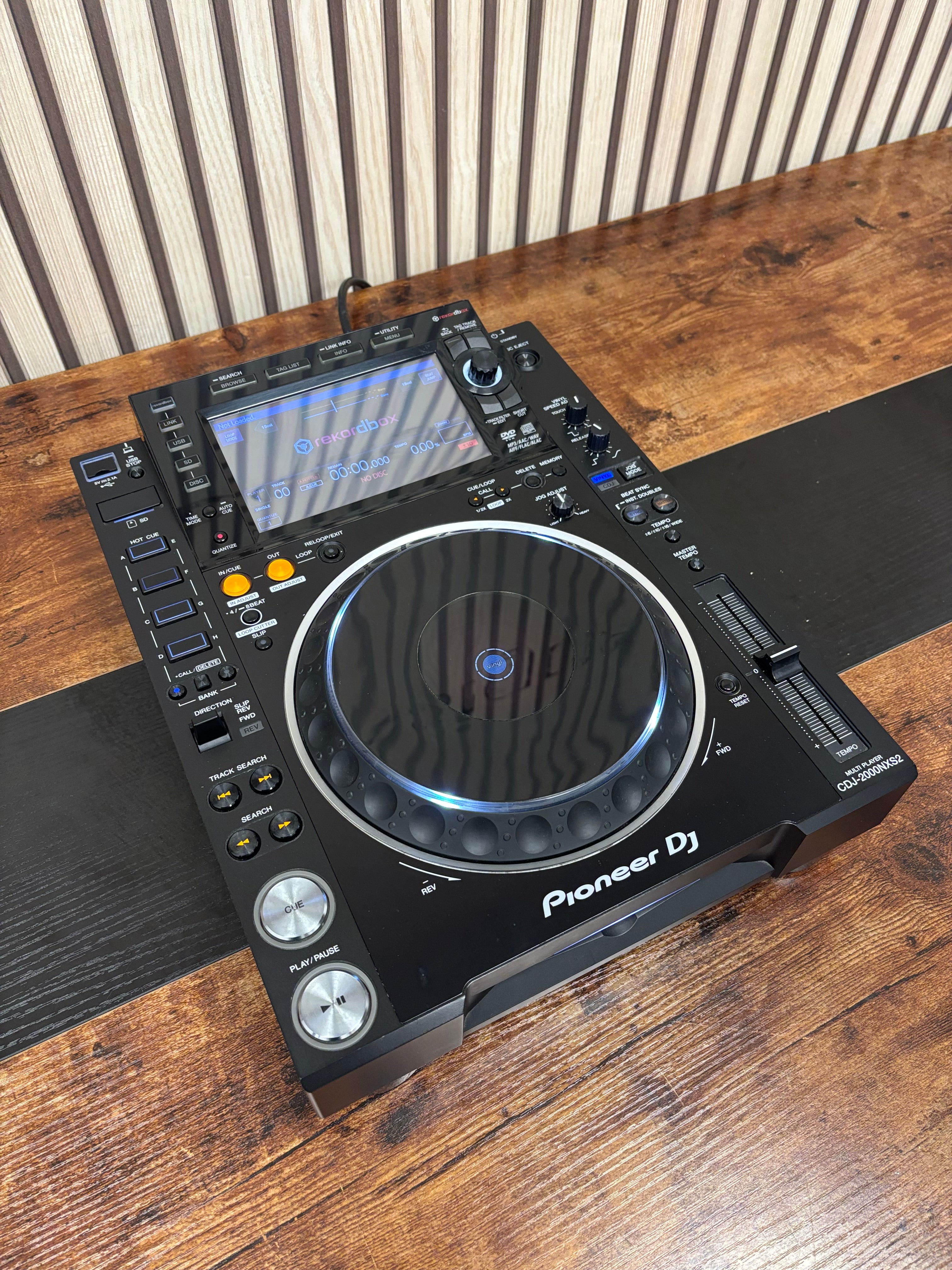 Pioneer CDJ-2000NXS2 Pro DJ Turntable