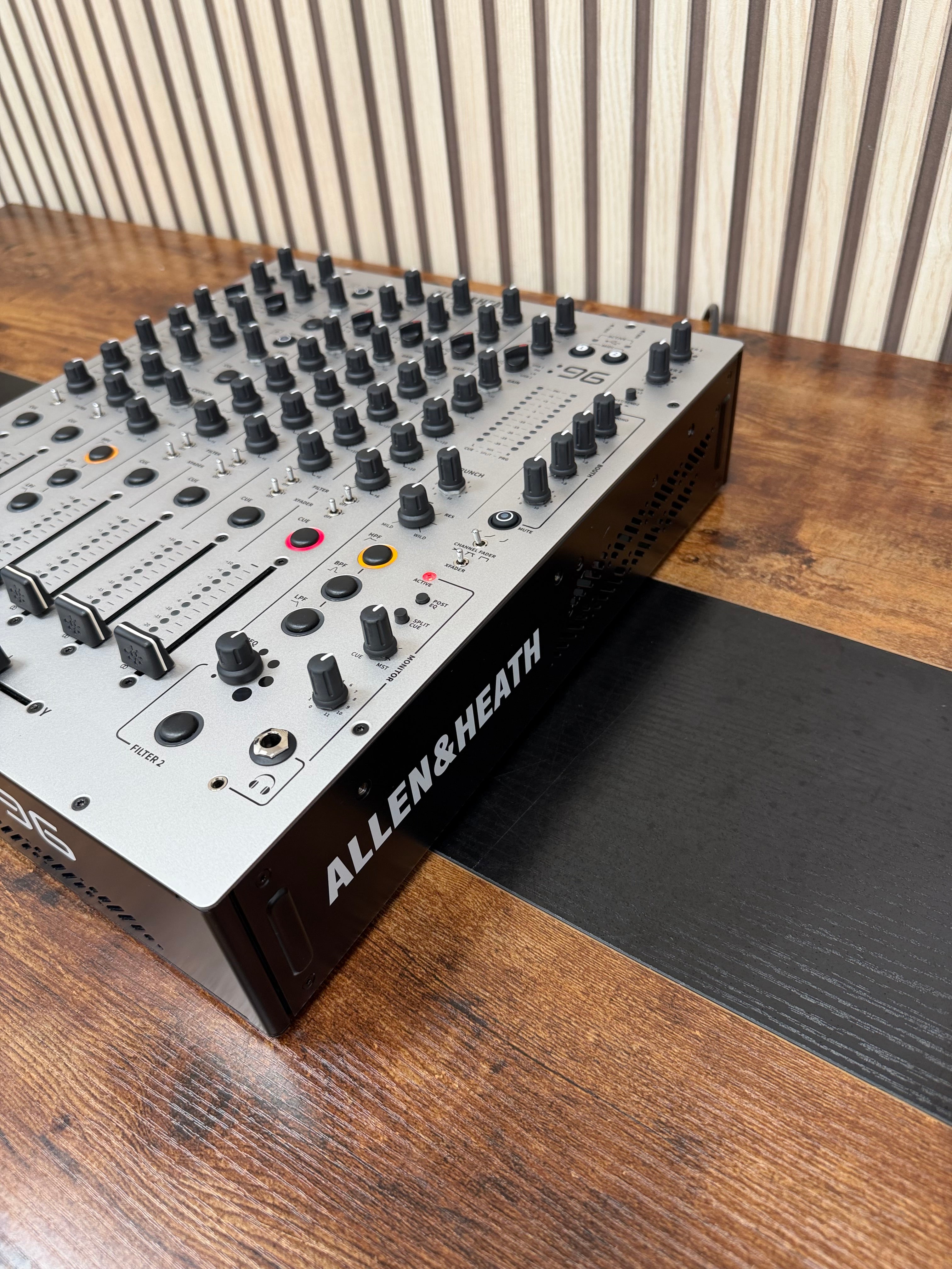 Allen & Heath Xone:96 Analogue DJ Mixer
