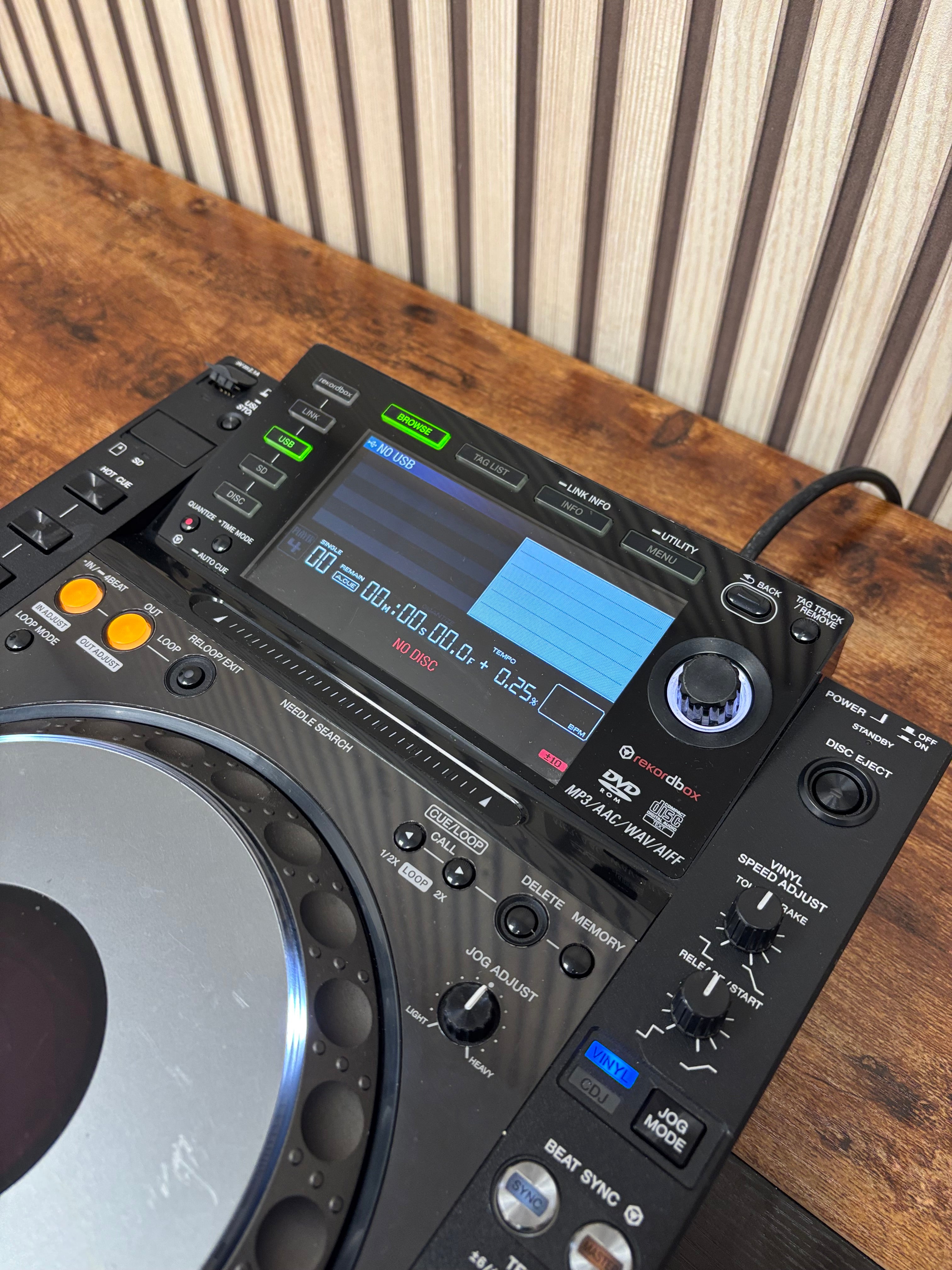 Pioneer CDJ-2000NXS Pro DJ Turntable