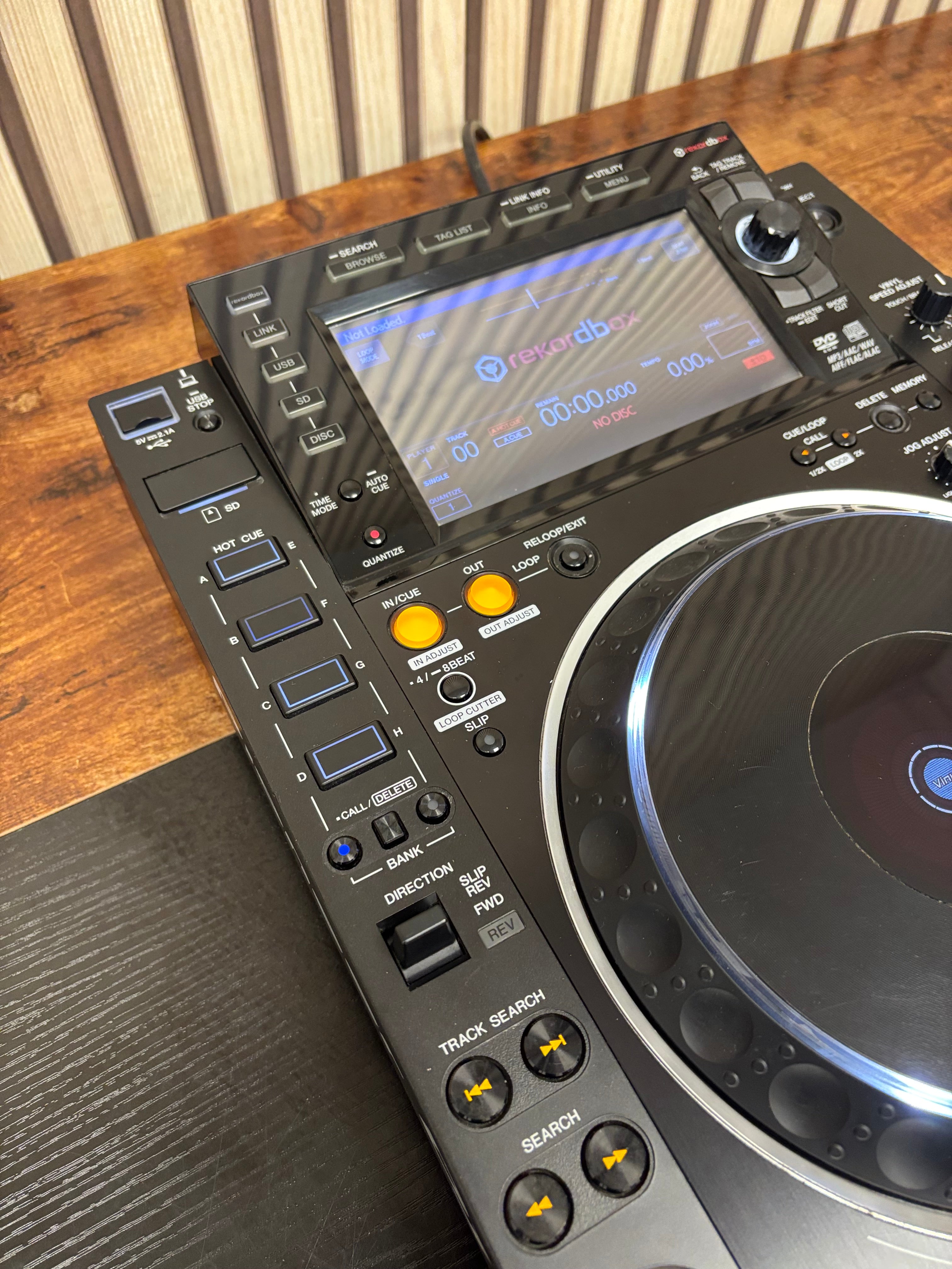 Pioneer CDJ-2000NXS2 Pro DJ Turntable
