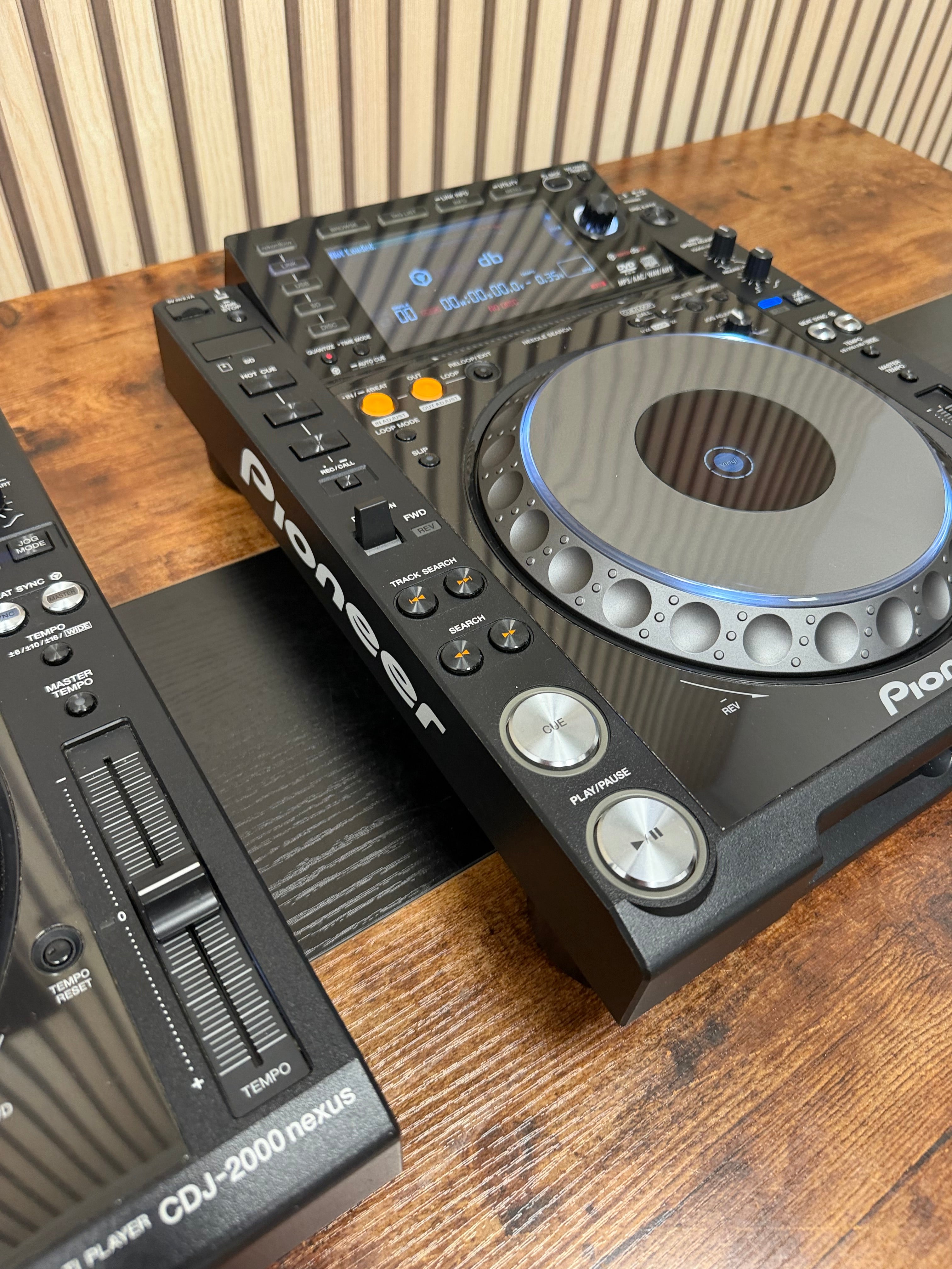 Pioneer CDJ-2000nxs Turntable Pair