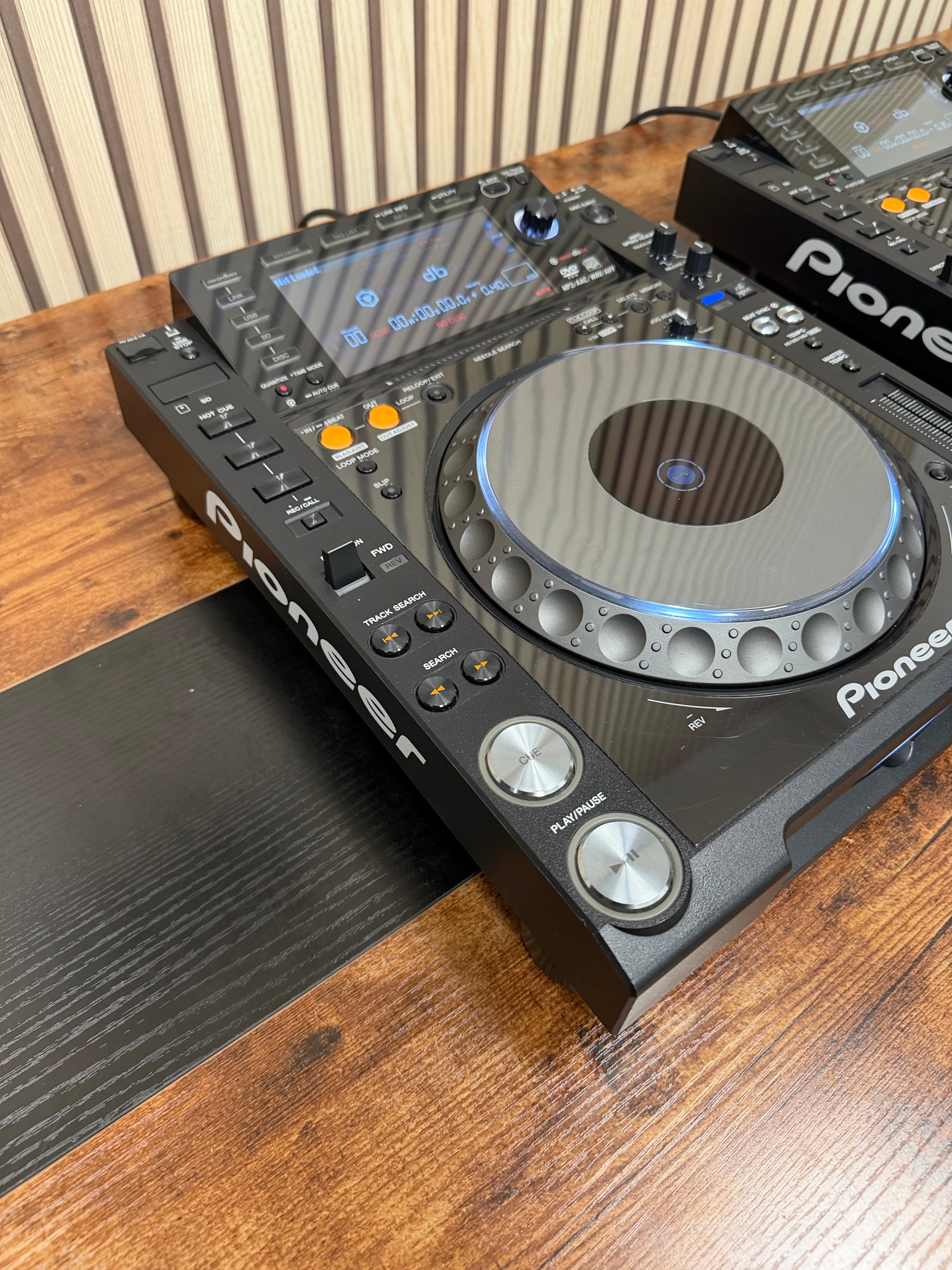 Pioneer CDJ-2000nxs Turntable Pair