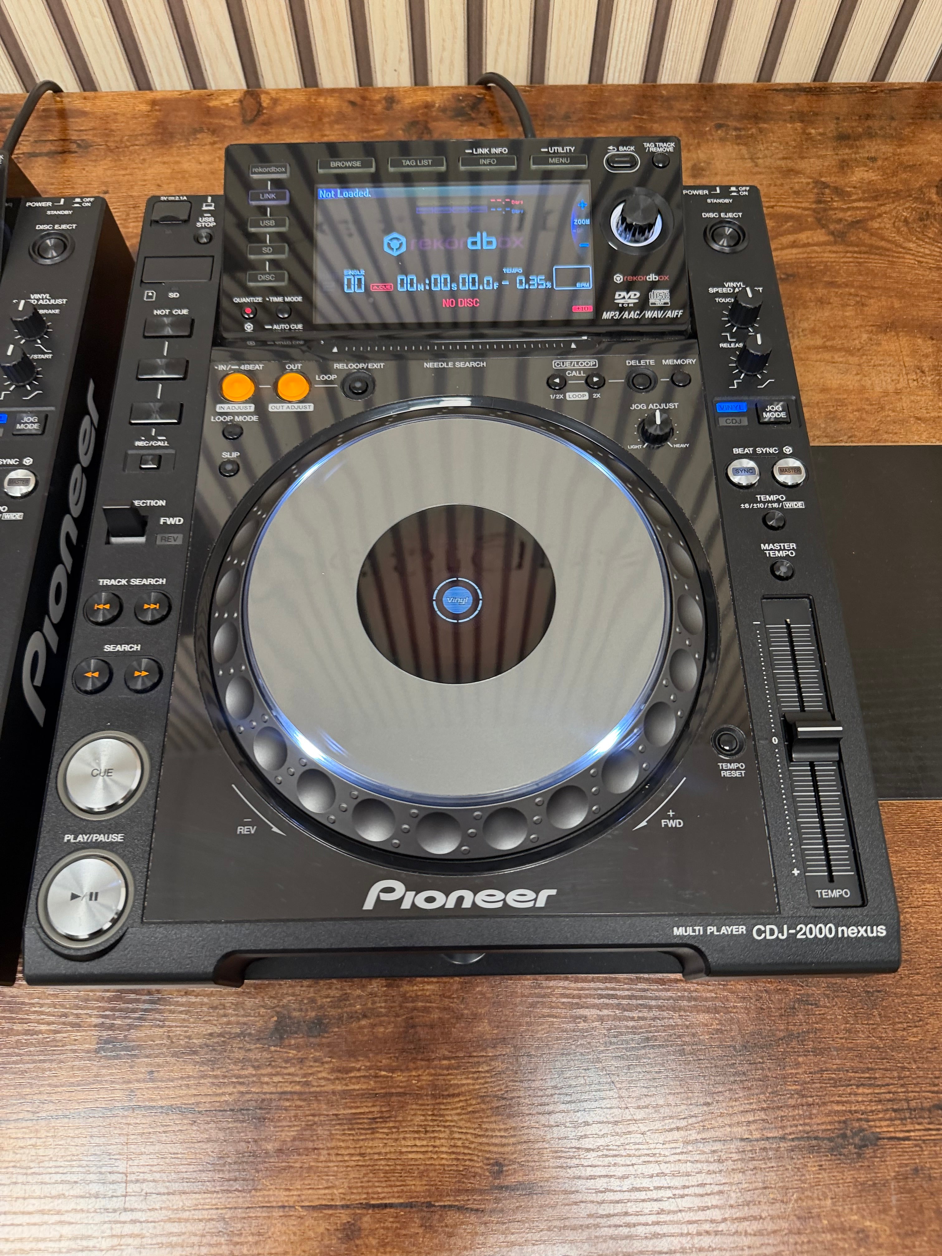 Pioneer CDJ-2000nxs Turntable Pair