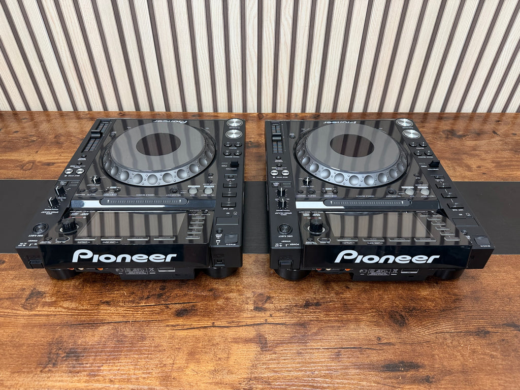 Pioneer CDJ-2000nxs Turntable Pair