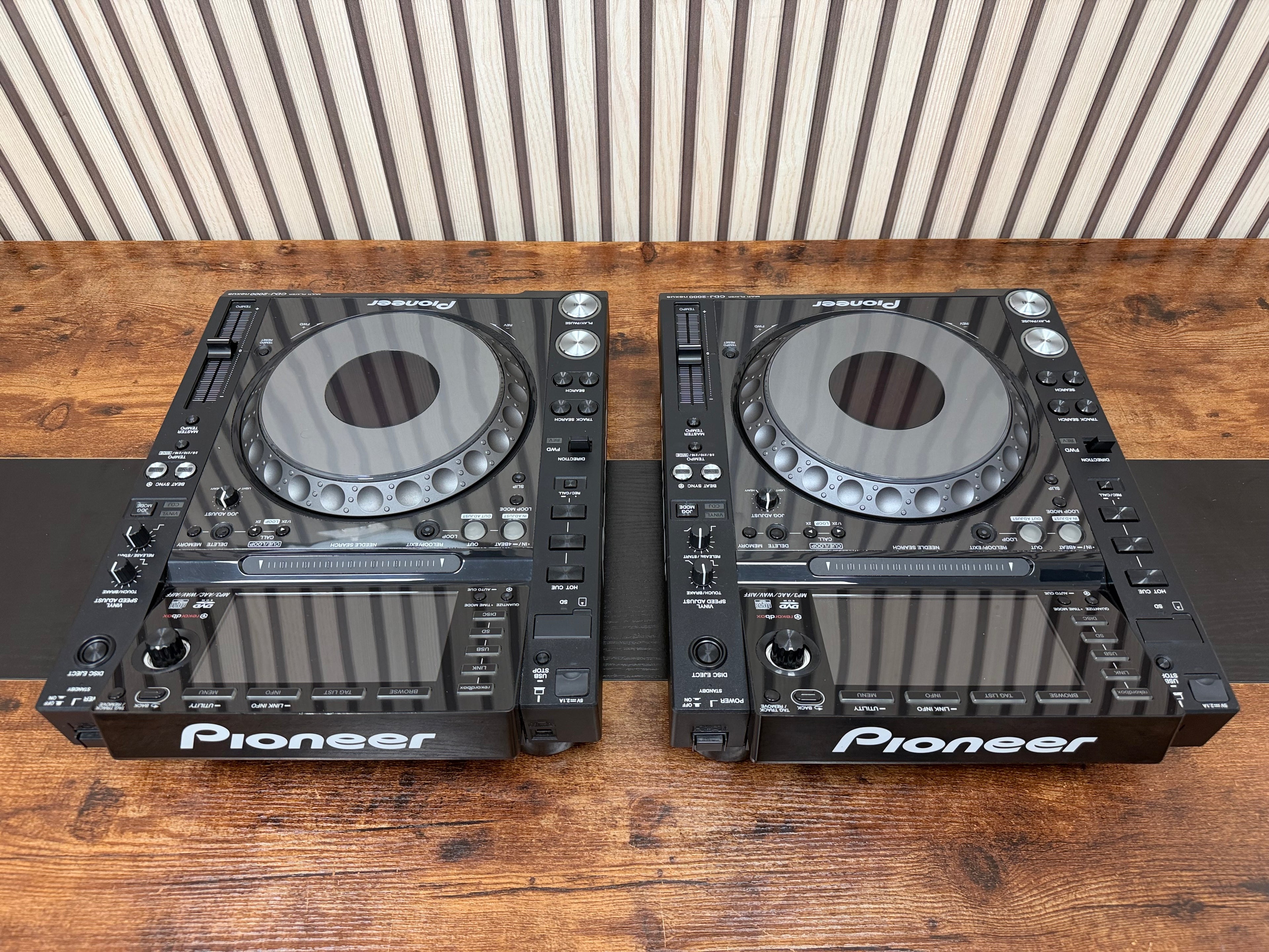 Pioneer CDJ-2000nxs Turntable Pair