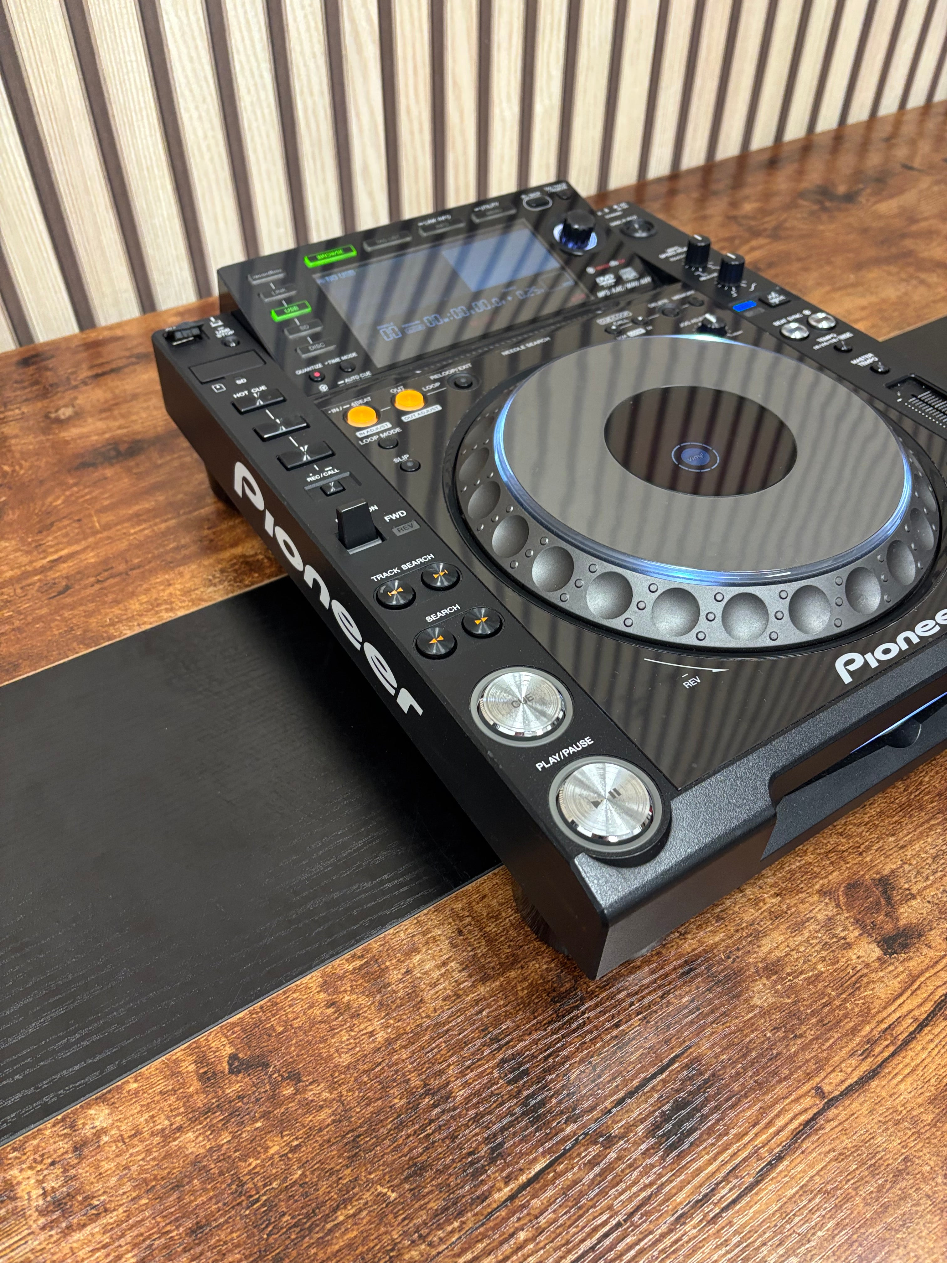 Pioneer CDJ-2000NXS Pro DJ Turntable