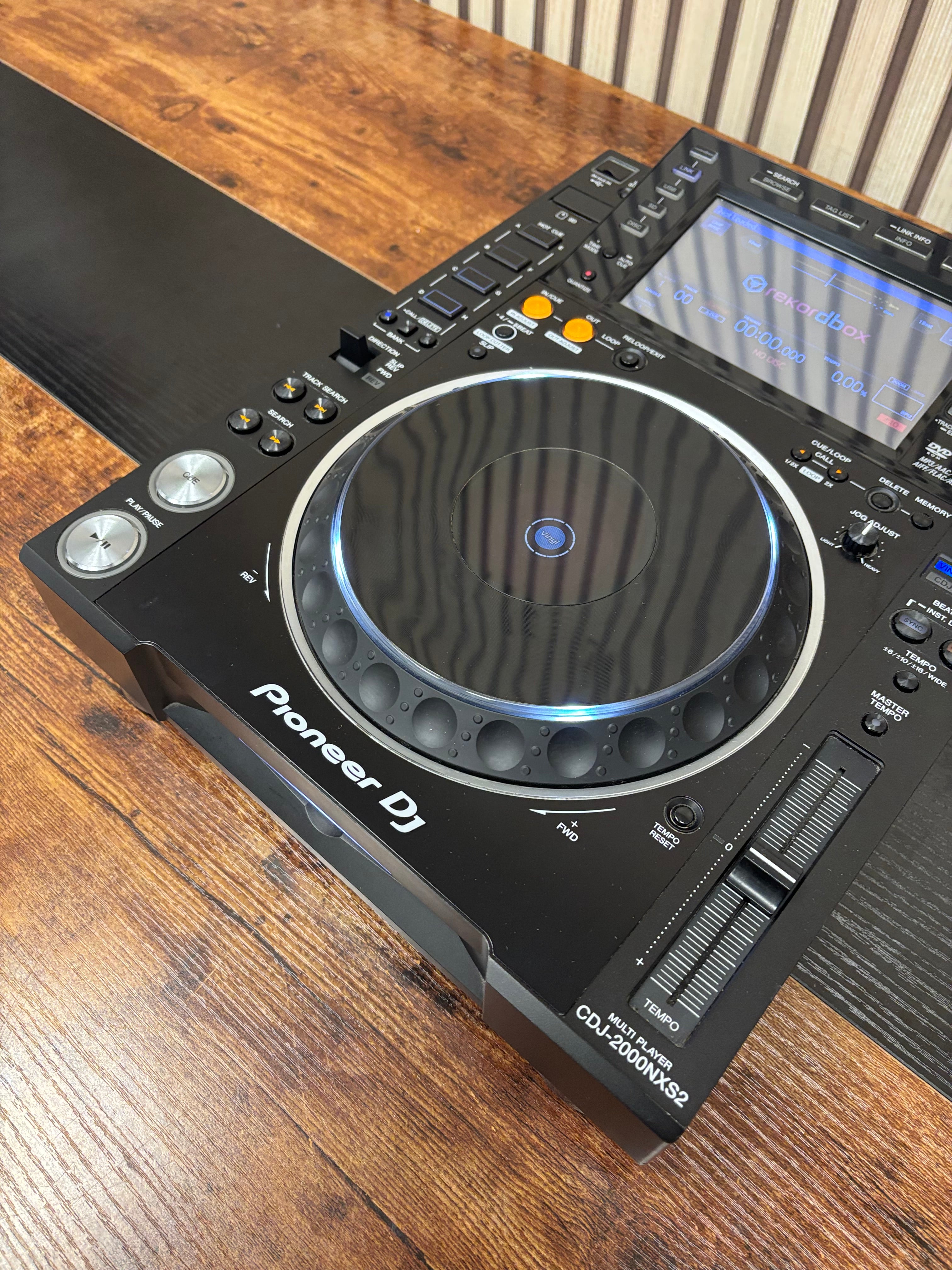 Pioneer CDJ-2000NXS2 Pro DJ Turntable