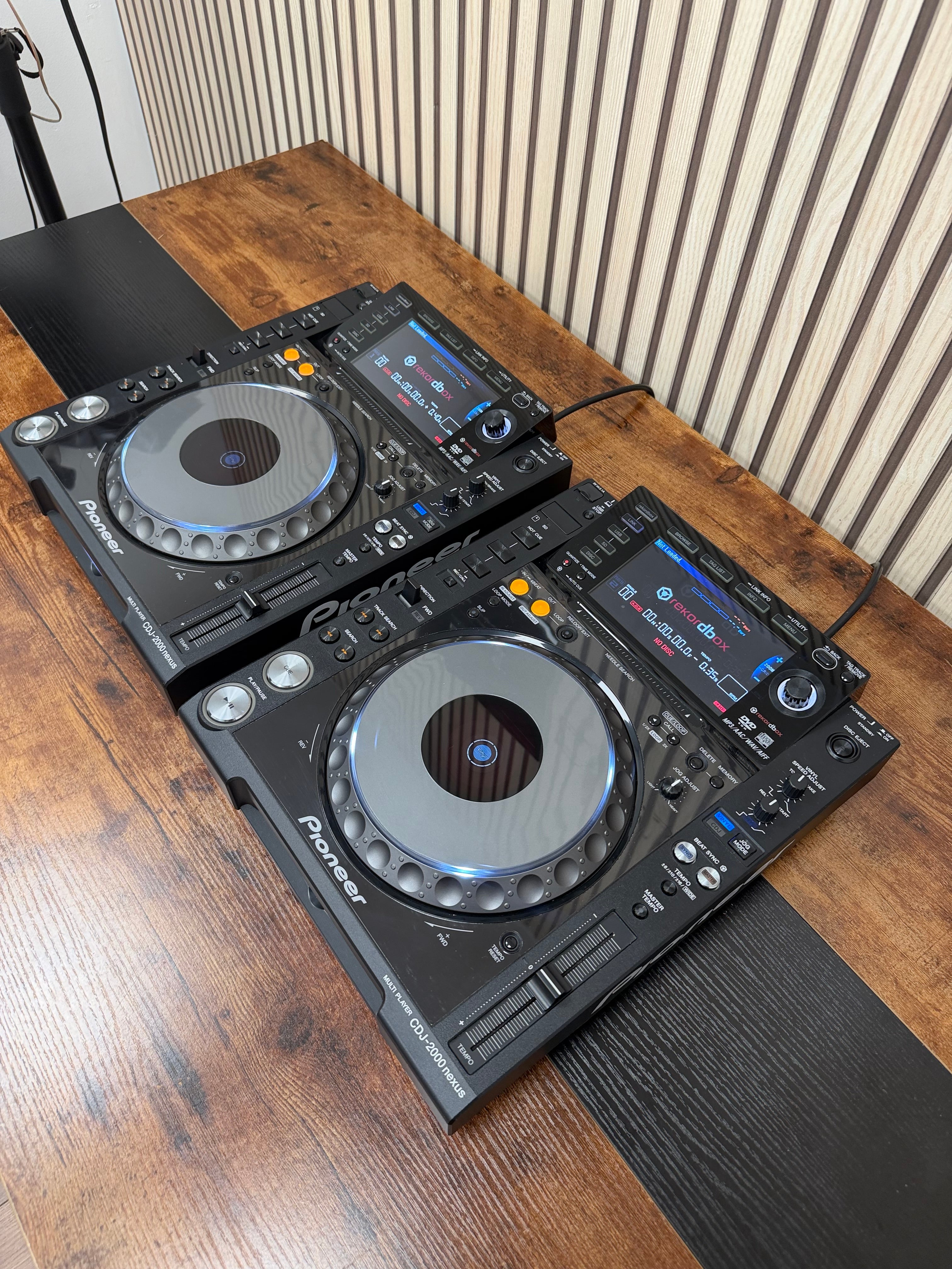 Pioneer CDJ-2000nxs Turntable Pair