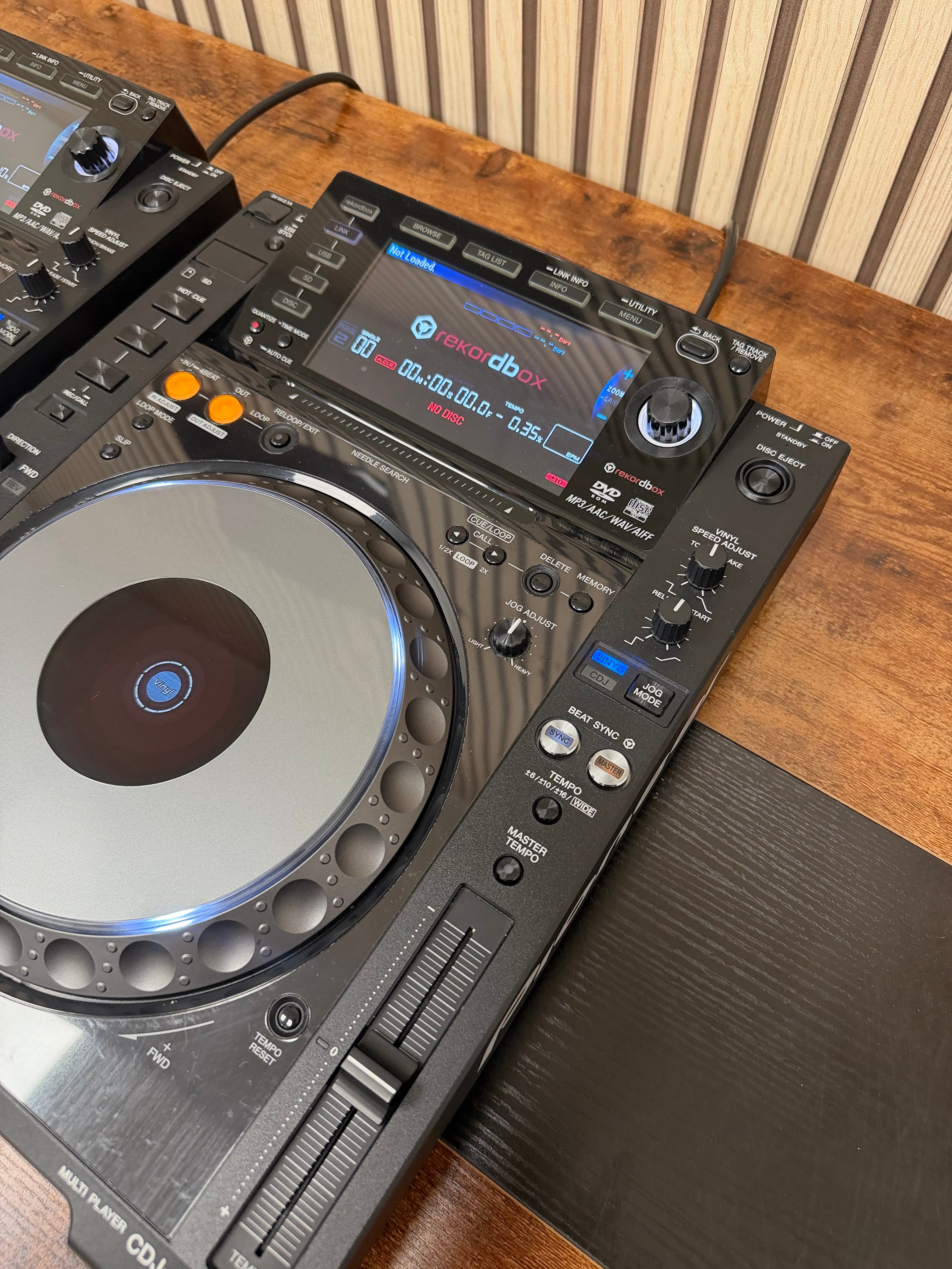 Pioneer CDJ-2000nxs Turntable Pair