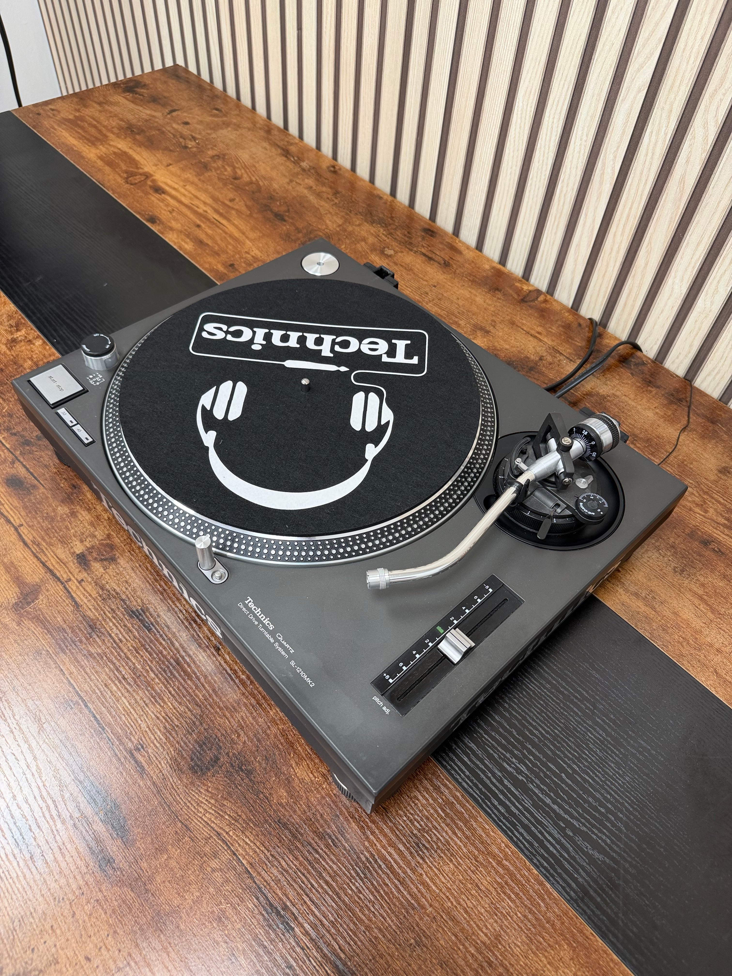 Technics SL-1210MK2 Turntable